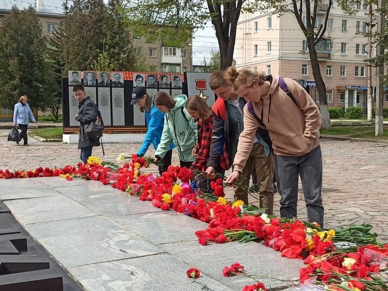 Возложение цветов к Монументу Вечной Славы.