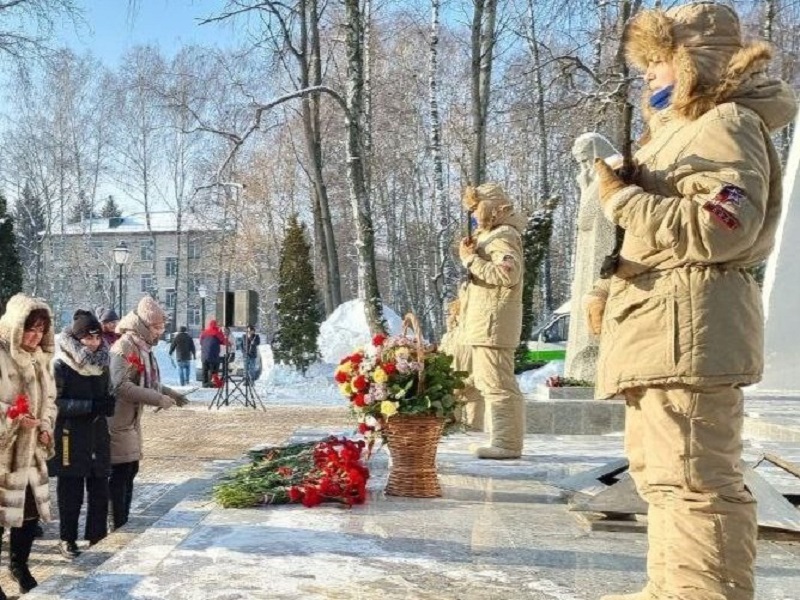 Возложение цветов к мемориалу павших воинов в Парке памяти и Славы.