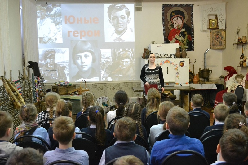 Познавательная программа, посвященная Дню воинской славы России «Юные герои» в Центре традиционной народной культуры