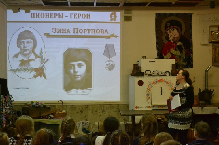 Познавательная программа, посвященная Дню воинской славы России «Юные герои» в Центре традиционной народной культуры.