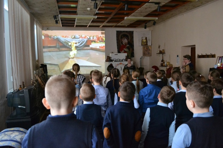 Познавательная программа, посвященная Дню воинской славы России «Юные герои» в Центре традиционной народной культуры.