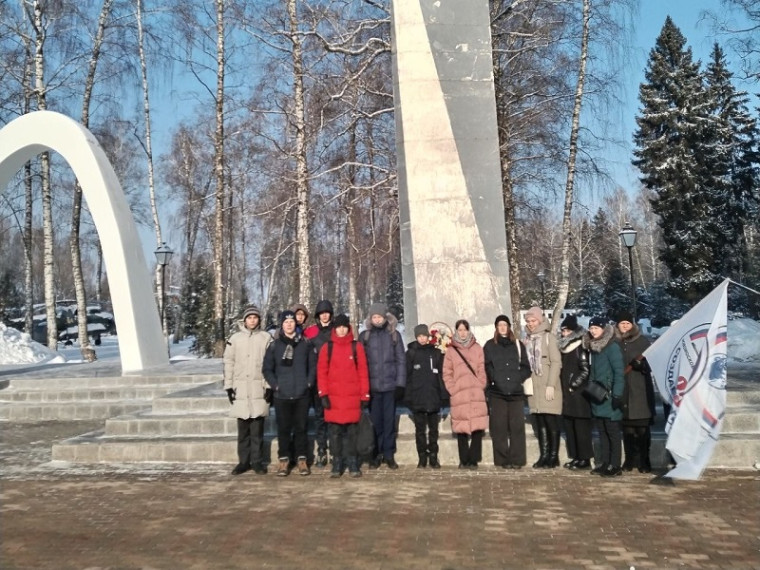 Возложение цветов к мемориалу павших воинов в Парке памяти и Славы.